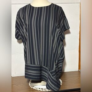 Lane Bryant size 22 unique style top. High/low but the low is on the sid…